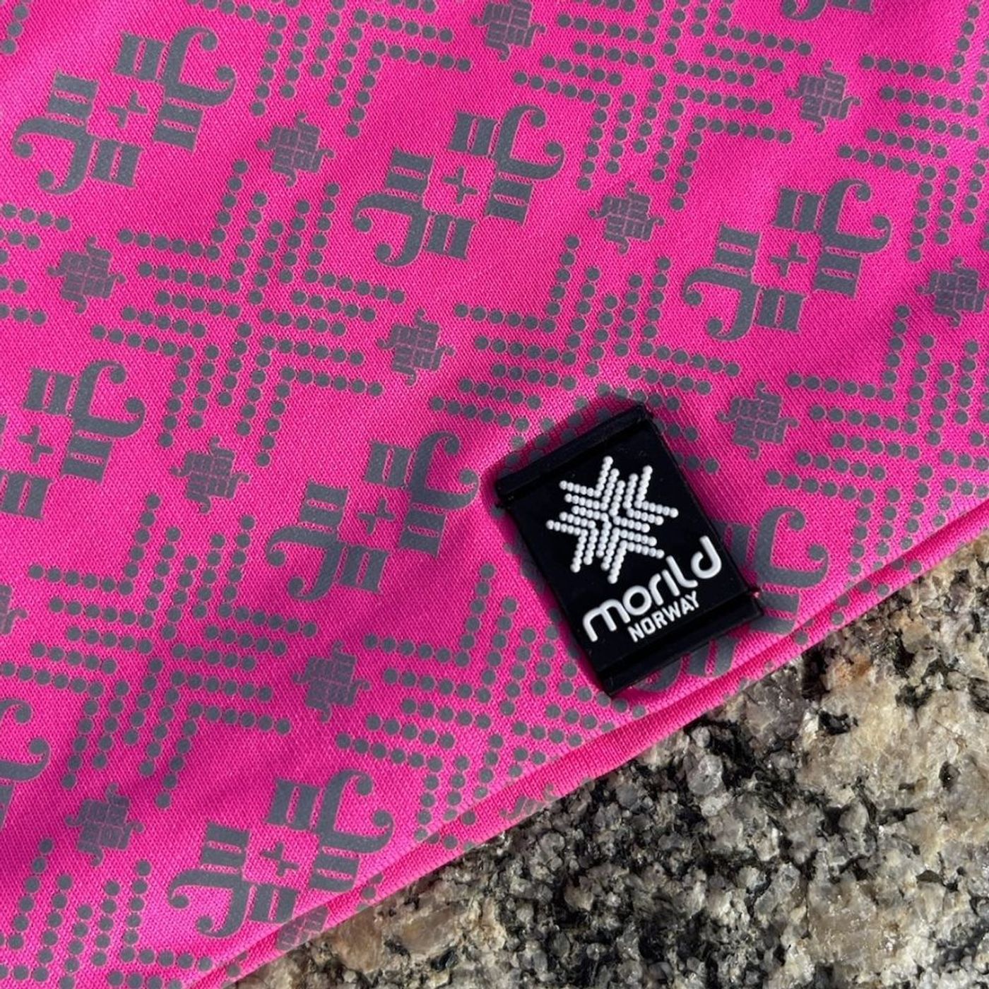 Morild Glitre resirkulert lue med refleks, neon rosa